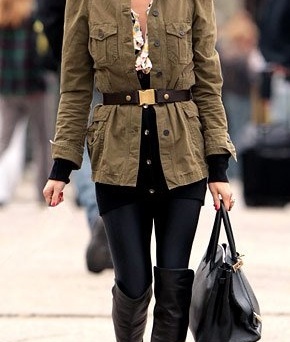 Olivia Palermo por las calles de NY con una chamarra estilo militar